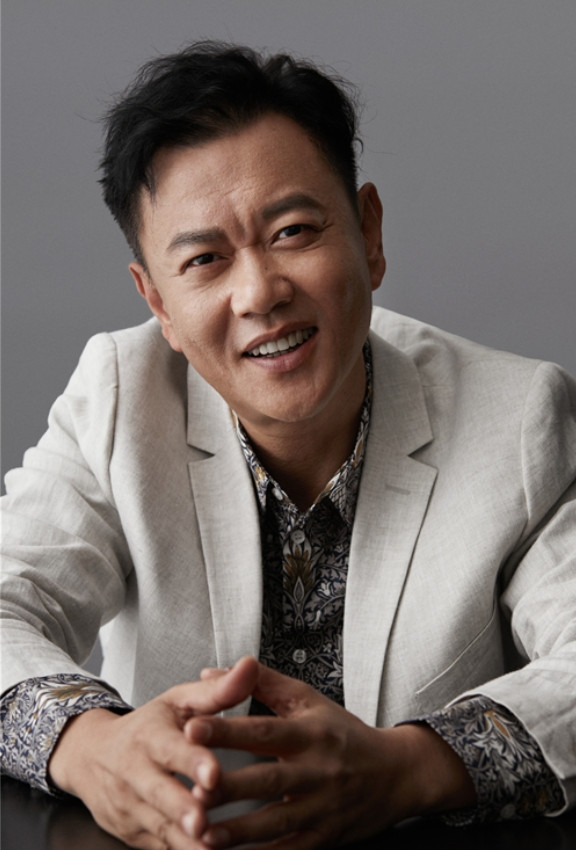 一次，冯嘉怡去一个剧组拍戏，导演发愁剧组没钱没办法在豪华酒店拍戏，便向冯嘉怡发牢
