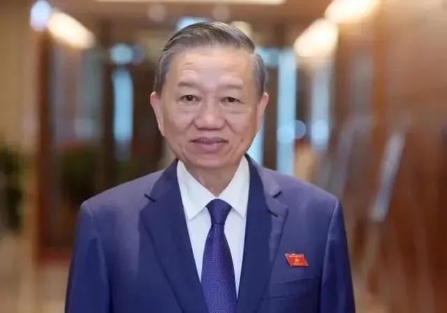 越南领导人苏林应该清醒了，这一次应该看清楚谁是真的朋友啦。美国前脚单方面宣布对越