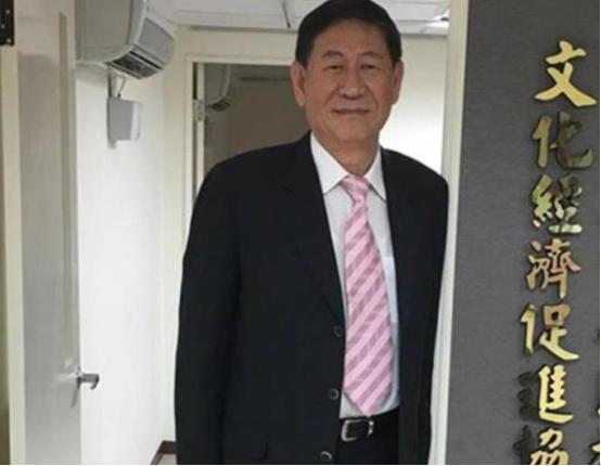 赖清德真的手段真够狠。国民党前黄复兴党部主委、退役少将臧幼侠因为在香港起立听国