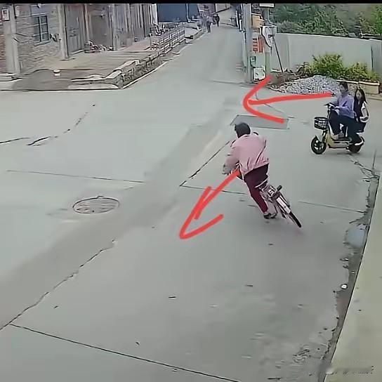 不知道是真是假，网络上吵的不亦乐乎的莆田大妈终于撤诉了。也是的，人家两个女孩，与