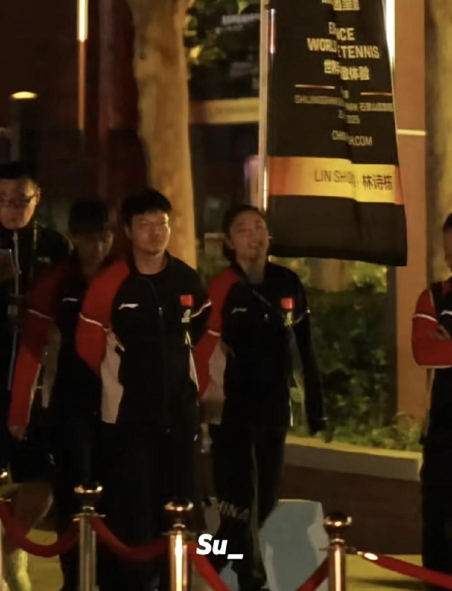今日完美完成WTT中国大满贯一日双赛全胜任务的王曼昱与临时教练任浩、体能教练孙奇
