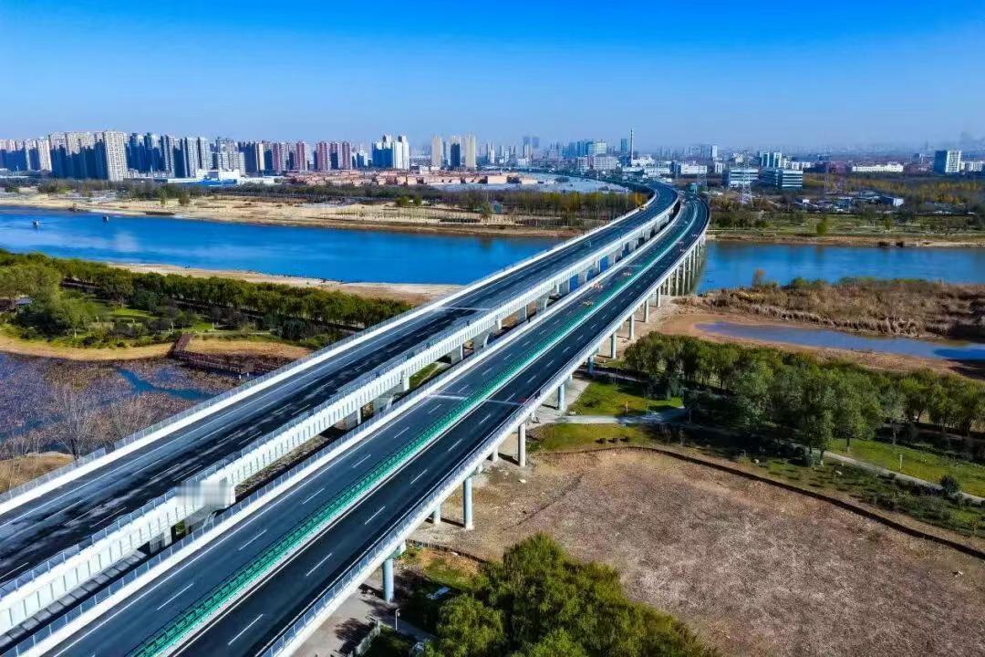 12月24日，西安至兴平高速公路改扩建项目机电工程交工验收会顺利召开，项目机电工