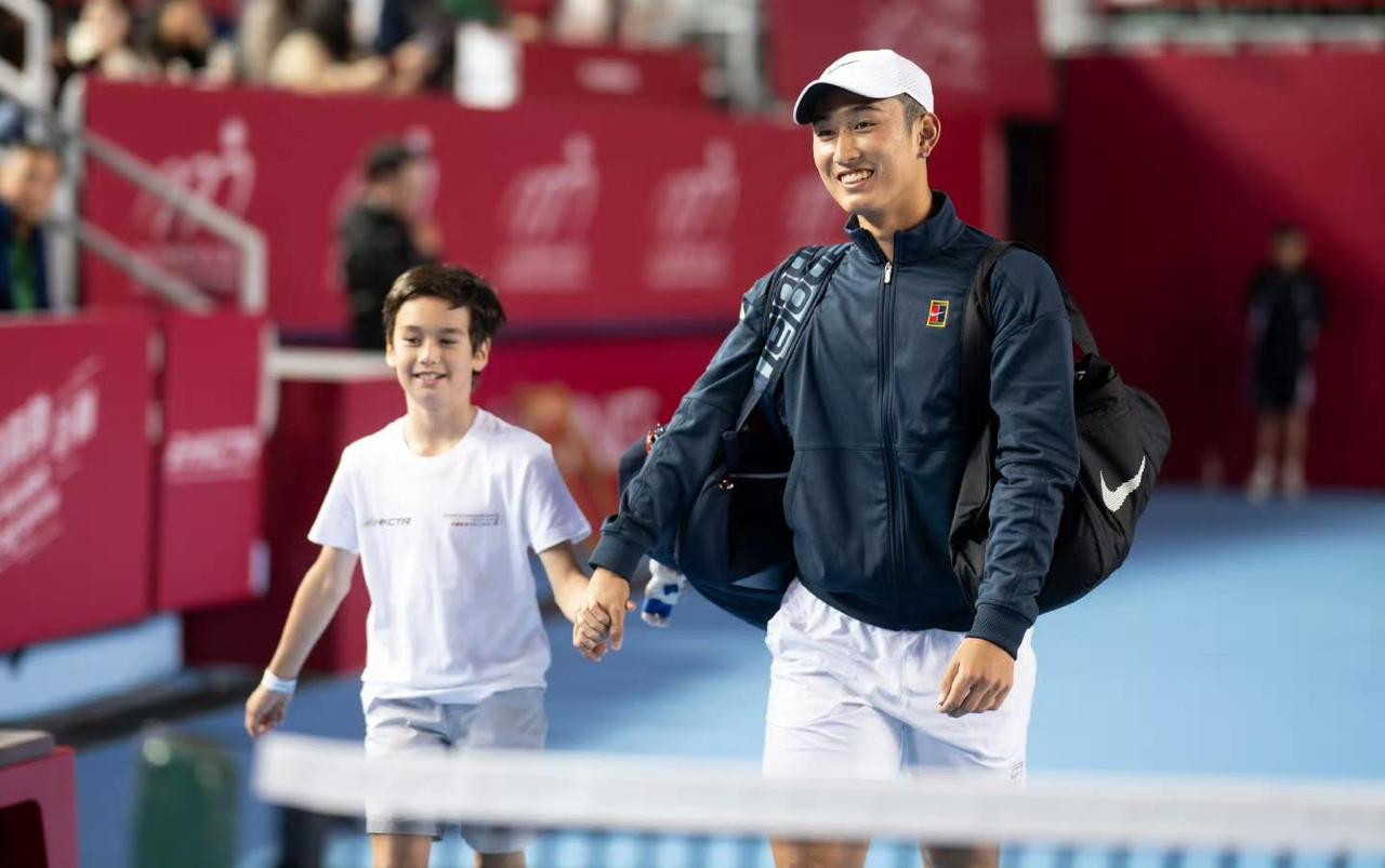 ATP500迪拜站男双首轮，中国球员商竣程搭档亚洲一哥布勃利克，在决胜盘抢十中挽