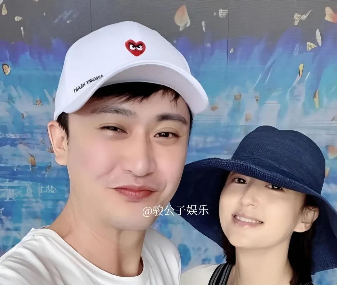 央视主持人杨帆与妻子李飒婚后育有两个女儿，生活幸福美满。2007年，杨帆为寻求更