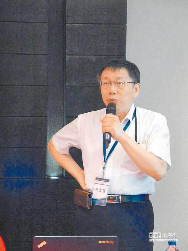 13年前，柯文哲从台大医师宣布素人从政。2014年借着太阳花学运和绿营的支持，