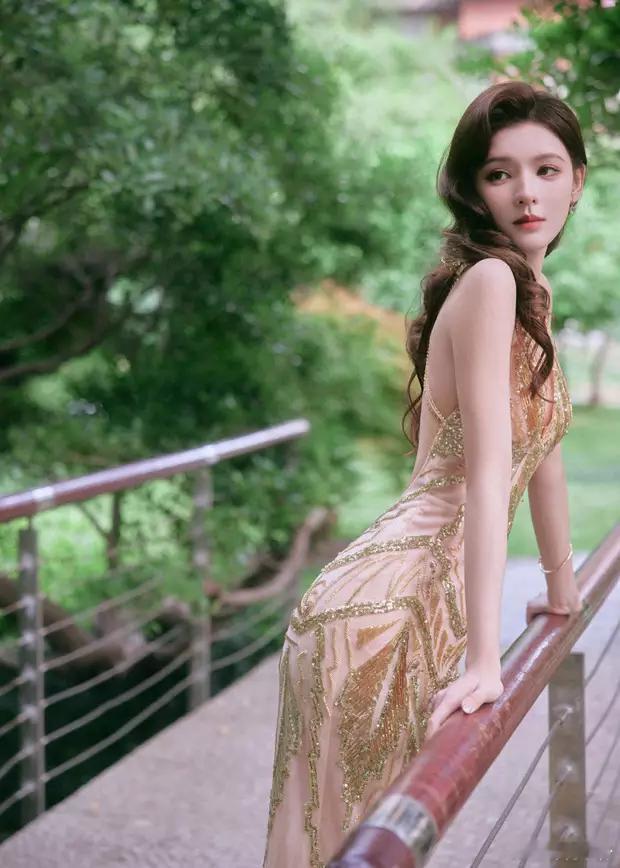 张予曦简直就是性感女神下凡，细腰、翘臀，身材火辣！​​​