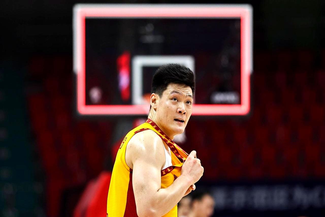 徐杰张宁机会来了！男篮没了主心骨后卫，郭士强只能让队员们轮流单打，结果就
