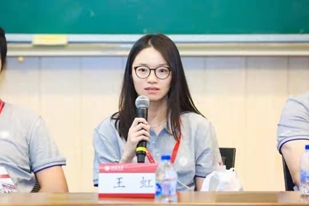 人民日报对王虹的称呼变了，18字之差释放强烈信号，丘成桐没说错35岁王虹拿