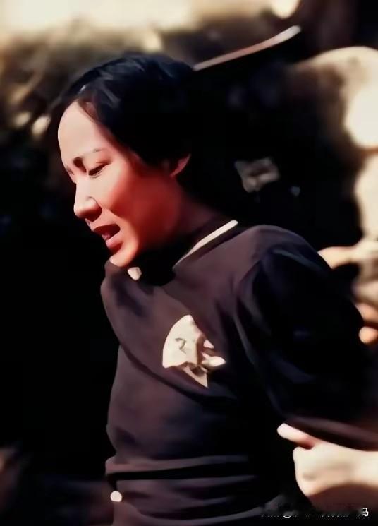 这是陈玉贞烈士就义前的留影，这并非演员扮演的，而是货真价实的历史珍品，容貌呈现的