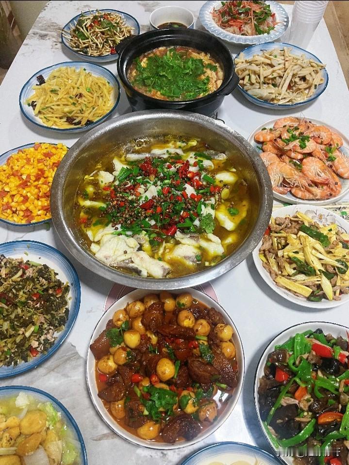 这是哪里的菜系？居然还用这么大个盆装！