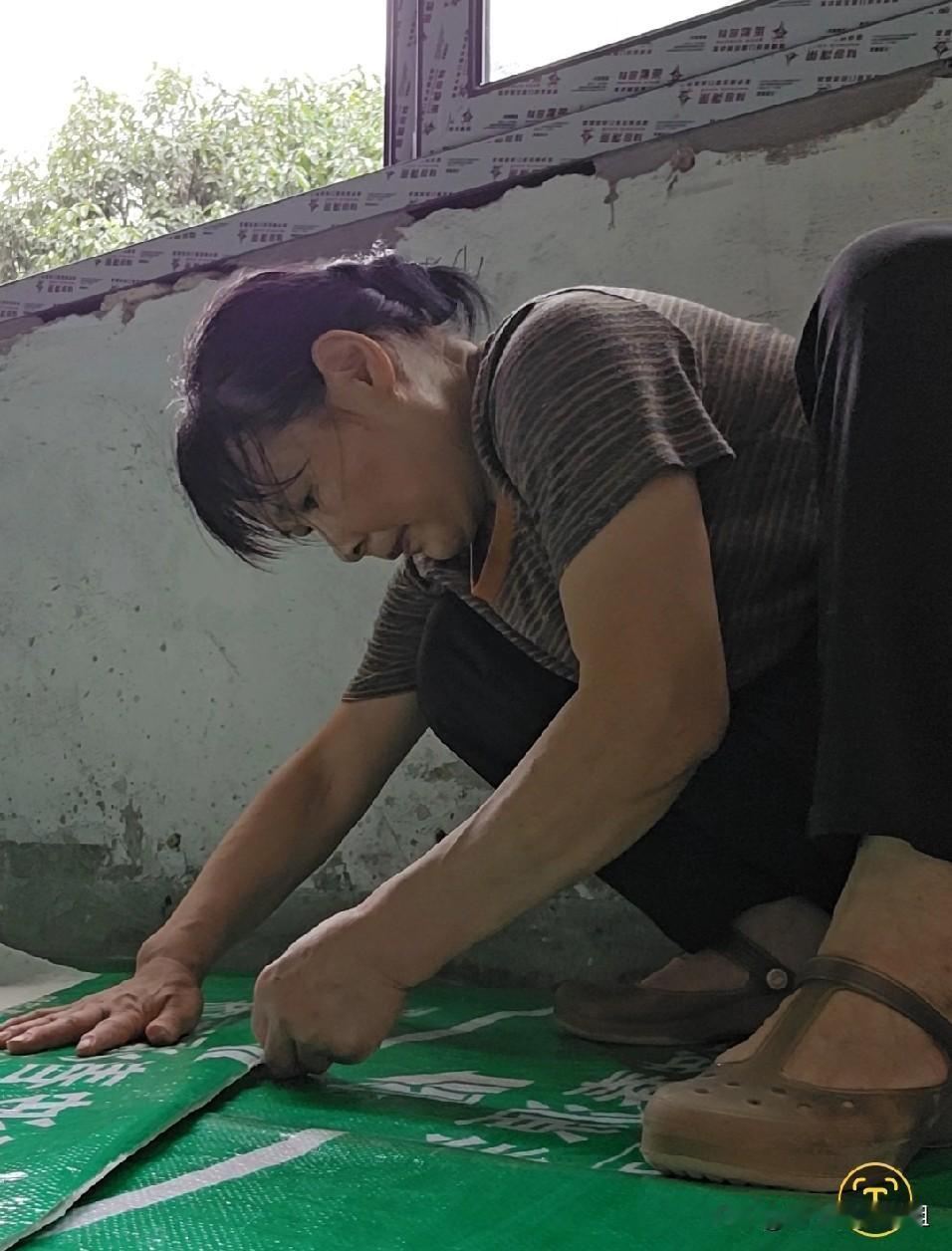 女儿的房子装修，瓷砖已经贴好了，美缝也都做完了。中午抽空去给瓷砖上贴膜，贴上