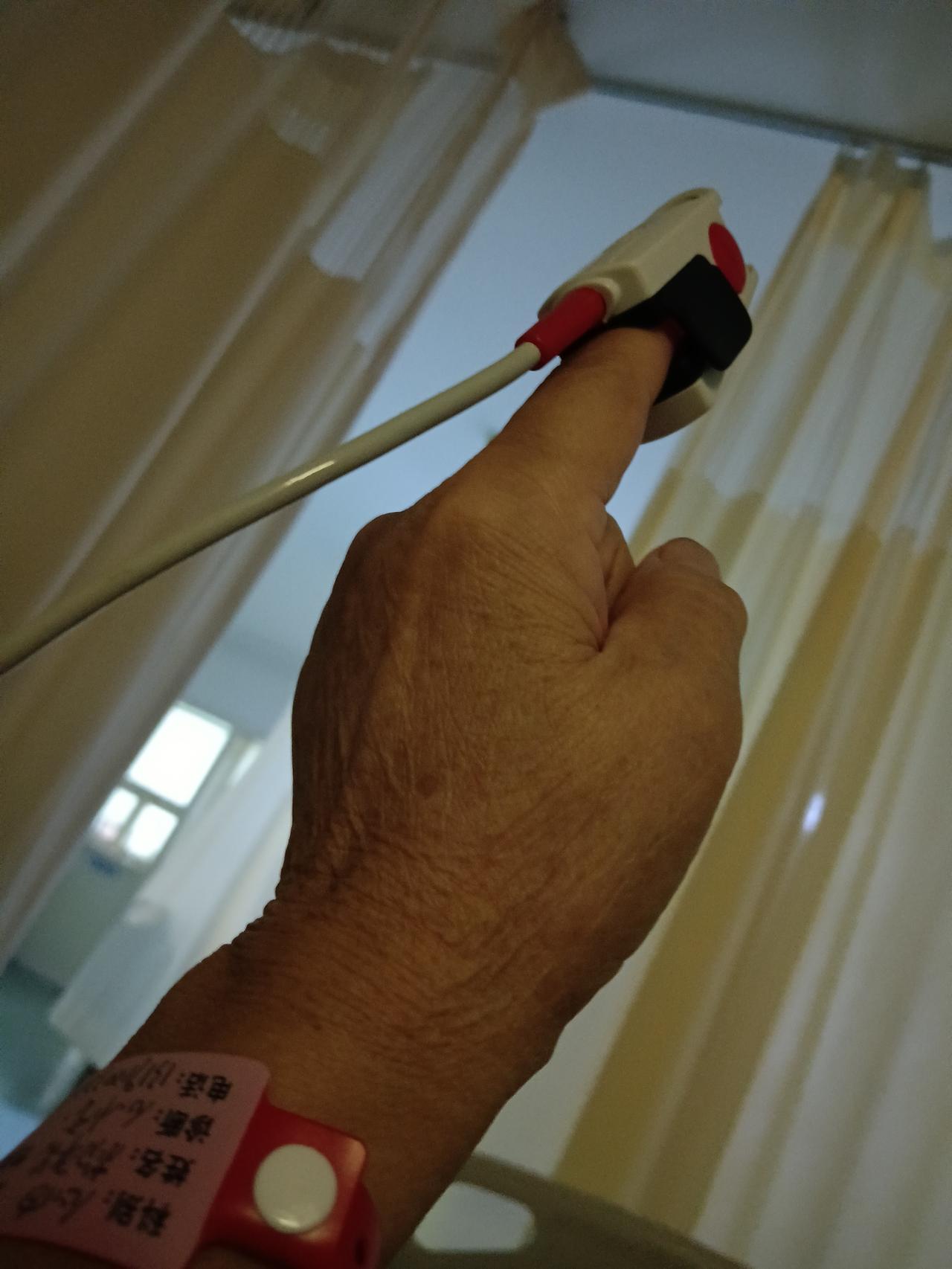 今天，我自投罗网，把自己送进了医院。有心慌心悸的毛病很多年了，因为每次体检都没