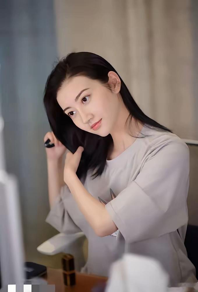 景甜化妆间的照片一流出，我人都傻了，这皮肤状态是真实存在的吗？没有浓妆艳抹，就