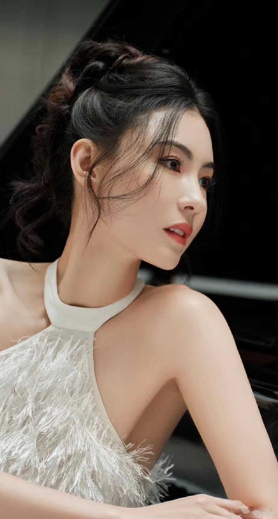 正文：说句心里话，张柏芝心里恐怕还装着谢霆锋。这绝不是那种毫无根据、凭空臆想的胡乱推测,仔细去琢磨她