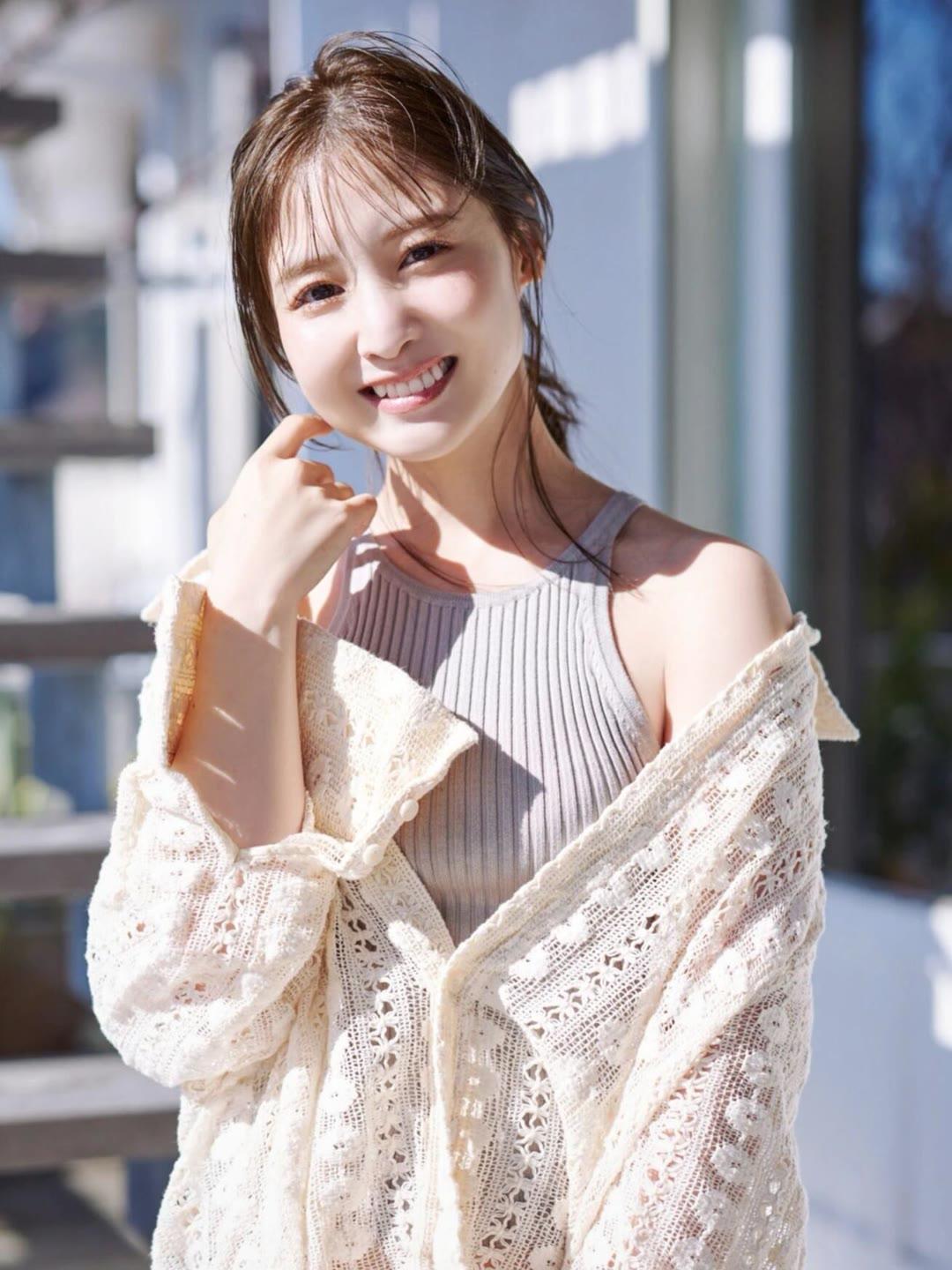 阳光明媚的午后，微笑女孩颜值气质美女极品美女，完美身材！🌞👗