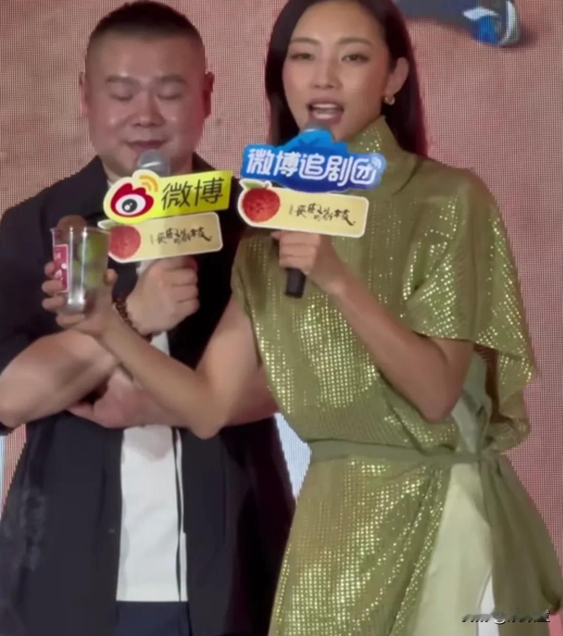 苦了岳云鹏了！那尔那茜在《长安的荔枝》宣传会上，模仿一个直播卖荔枝的环节，要让