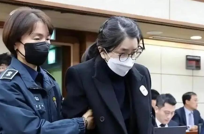 韩国前总统尹锡悦妻子金建希股价操纵案二审期间，主审法官申宗旿在法院内离奇死亡，警