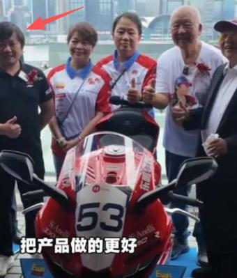 张雪的香港粉丝本来只是去机场送机，打算送到就道别。结果一路聊得太投缘，几个人脑子