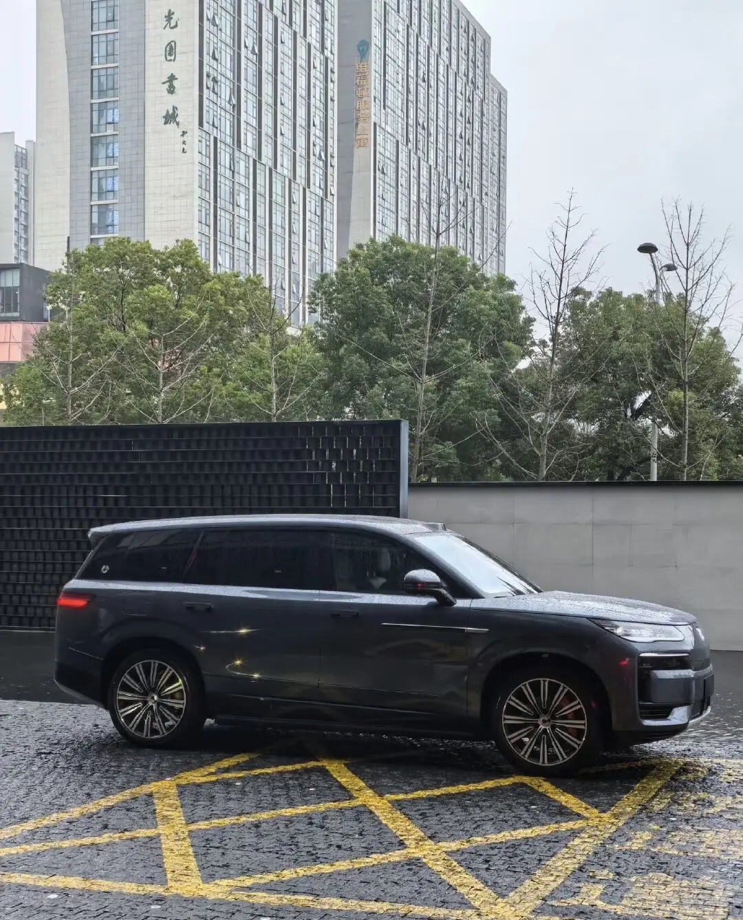 3.9秒破百的大六座腾势N9DM试驾在腾势4S店试驾了N9DM，路线为市区通勤路况加一段往返高速，车
