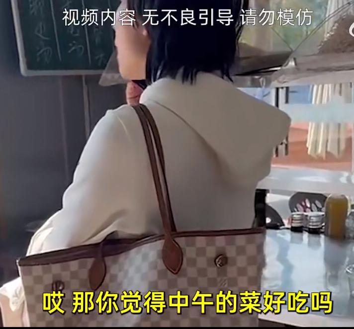 福建一女顾客带着儿子吃完饭后不愿意买单商家报警，她儿子吃完饭先走了，于是她以“儿