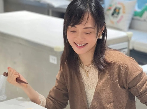 孙俪发微博，晒出满满一盘杨梅和一块面包，并配文我的快乐来了，还配了三个流口水的表