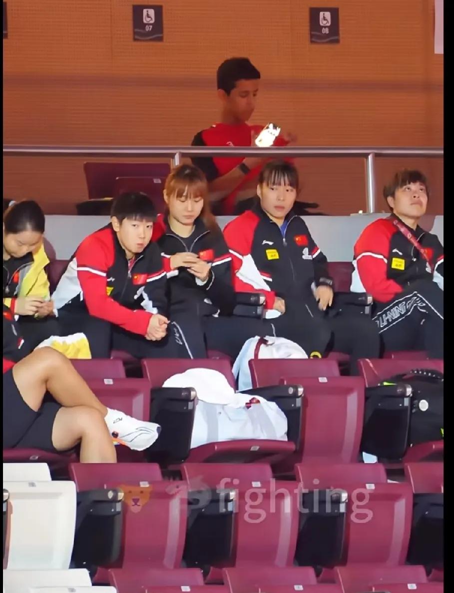 国乒小花看台“干饭”记谁懂啊！刷到国乒看台名场面，孙颖莎带头，一群可爱小花