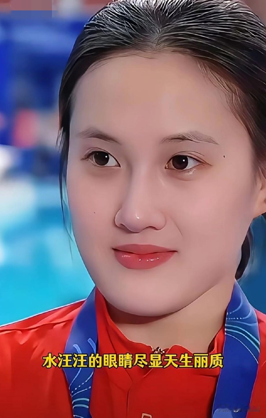 她颜值出众，面庞圆润有福气，神似陈若琳又具独特魅力，水汪汪的眼睛尽显天生丽质。