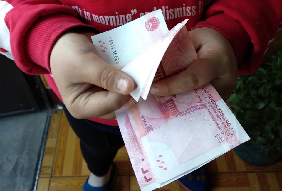 一位五十七岁的老教师说，他去会计处看了这次普调工资表后，感觉吃了黄连一般发苦，自