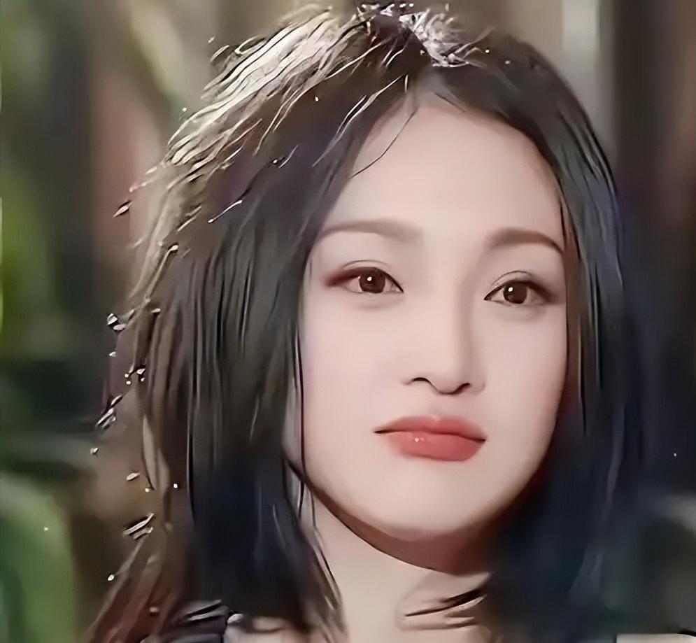 主持人问“拍戏时和朱亚文有感情戏，有感觉吗？”时，周迅没有丝毫闪躲，大大方方地回