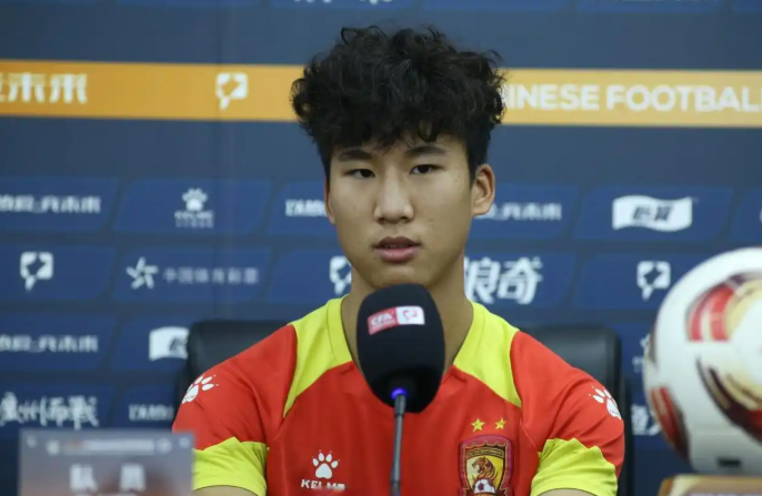 广西球迷有点失望了！阿萨莫阿事件发生后，广西球迷异常愤怒，什么“禁赛、追加处罚”