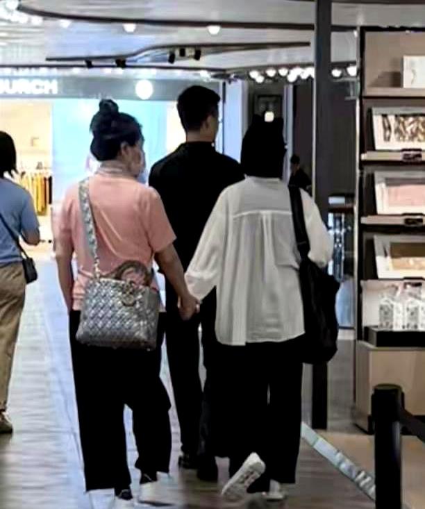 小S这次在香港给84岁婆婆庆生，排场不算大，但一家人齐齐整整，大S妈妈黄春梅也来