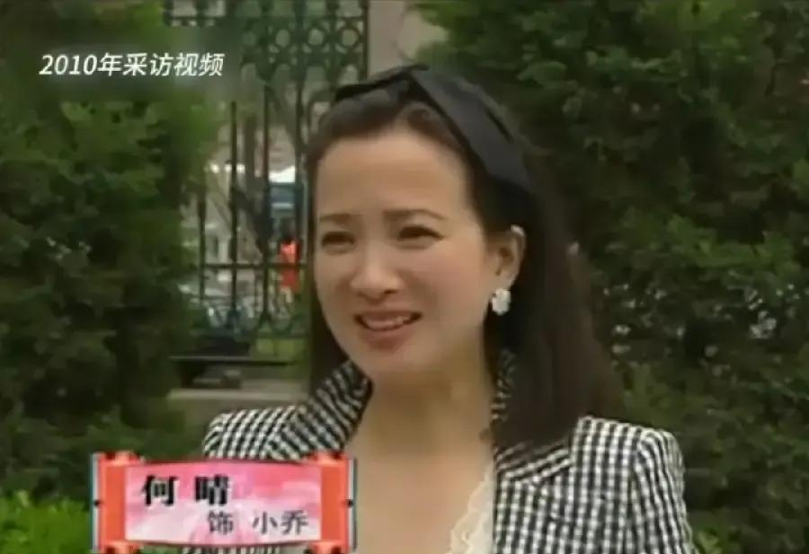 她死前，手机里最后一张照片不是家人，而是他们。2023年春，何晴走了，61岁。