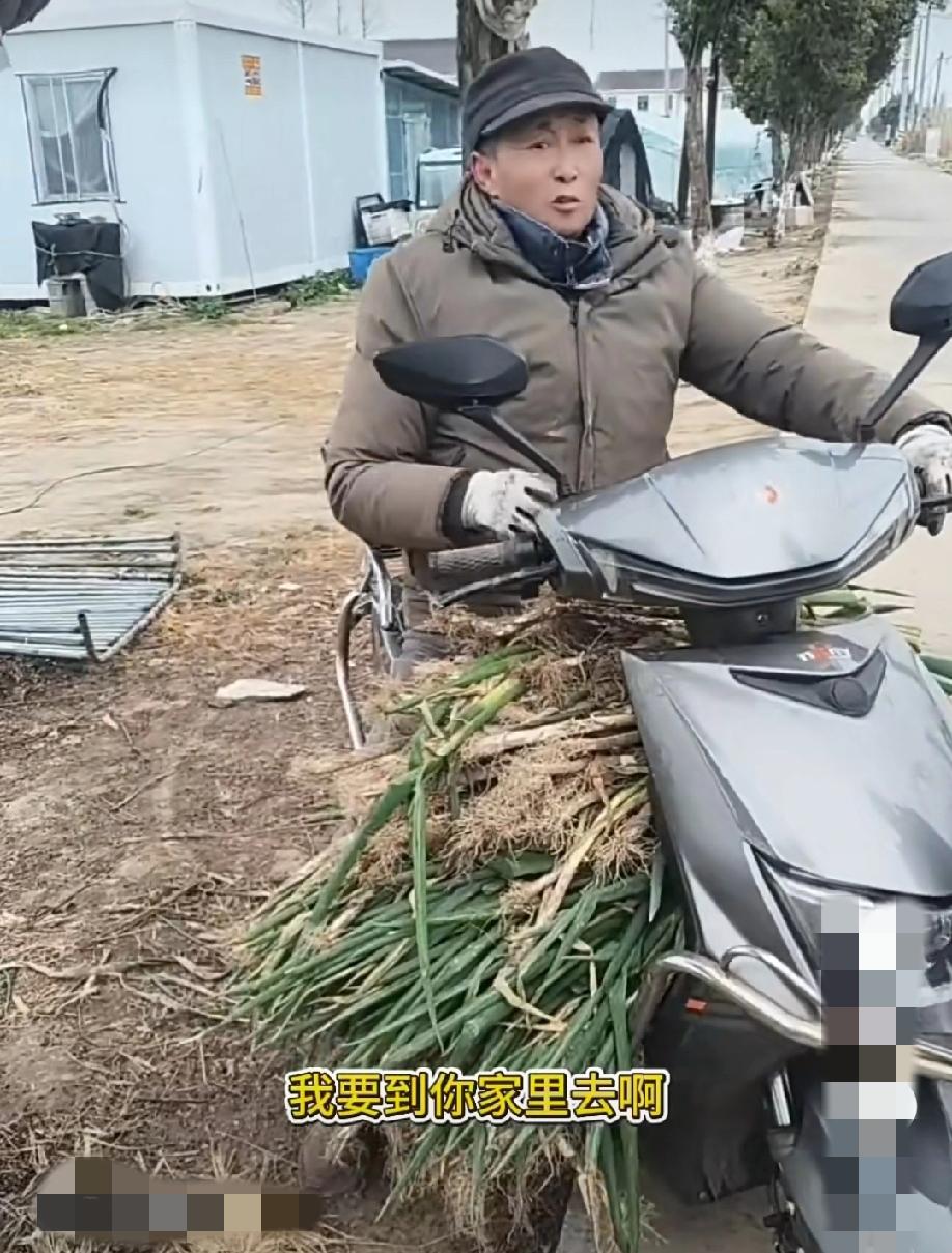 江苏南通，一位大爷骑着电动车偷葱被抓现行，大爷辩称只偷了这点，主人却说：“如果你