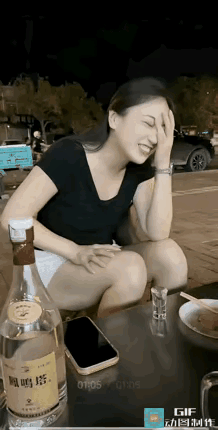 一看就知道这美女是久经沙场的老手，这操作很多人男人都做不到。