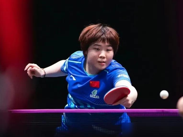 孙颖莎被轰11：2，握手时脸都僵了。最尴尬的是邱贻可，一个赢球的徒弟，一个输球的