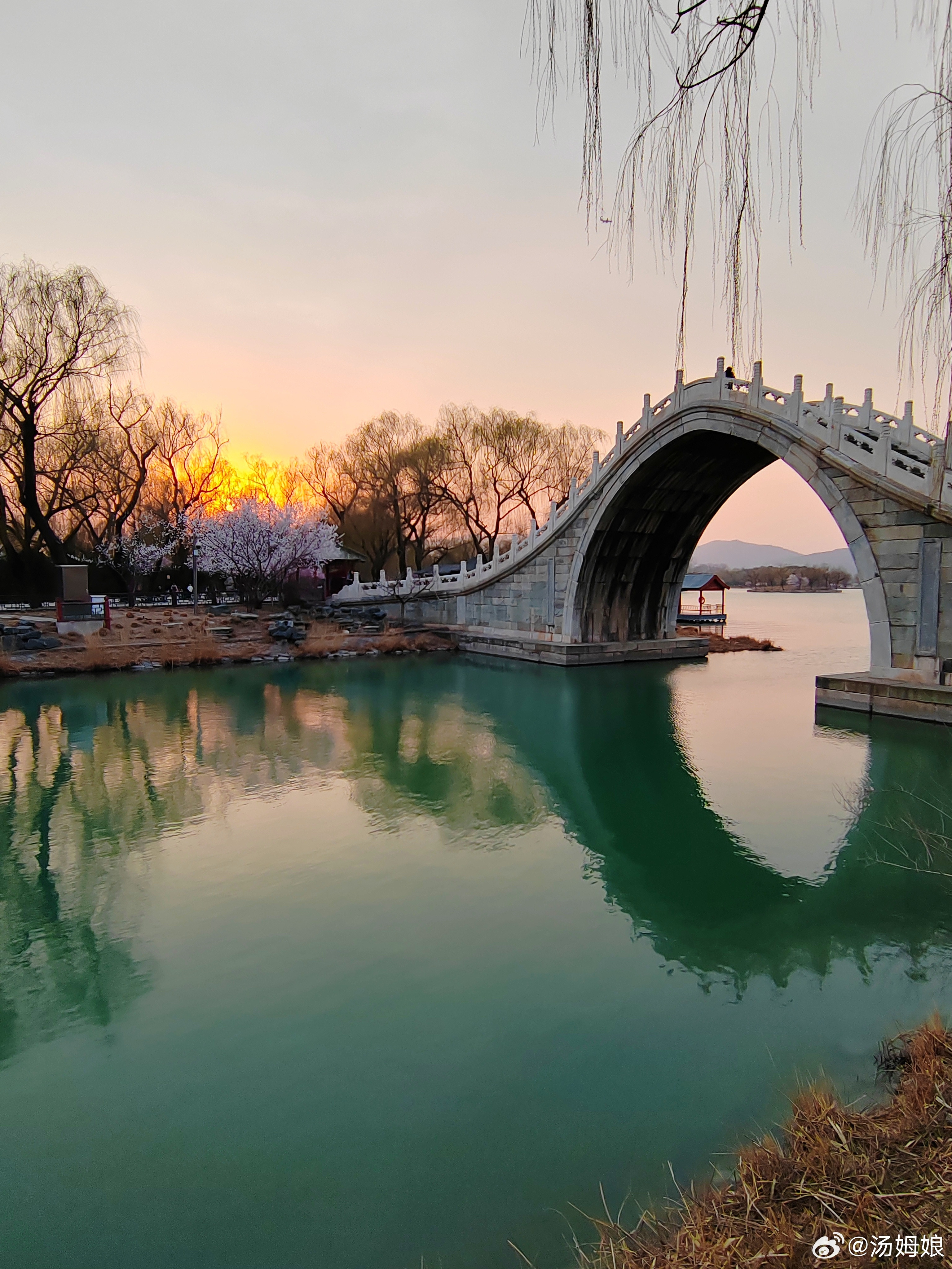 风携落日来，桃花点春妆。一湖金辉，半堤桃花，人间温柔不过如此。摄影北京满城春色