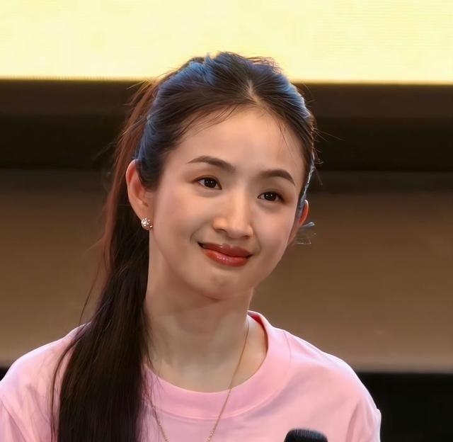 林依晨这次是真的活通透了。她自曝以前被前任PUA，逼她退圈回家带孩子，还贬低