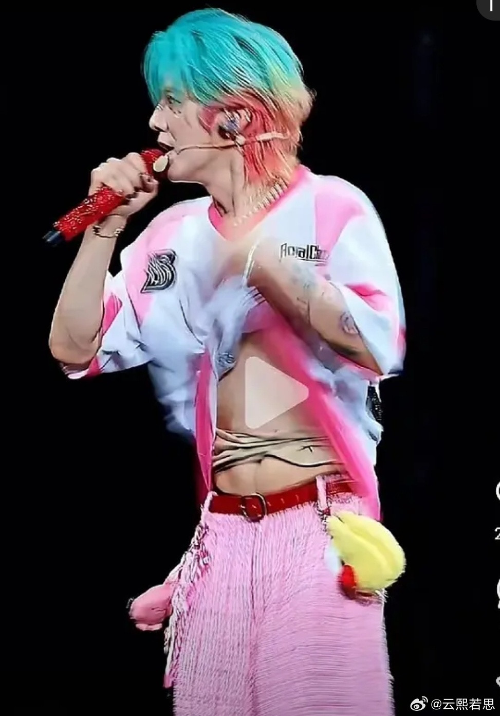 鹿晗又没腹肌到底在撩什么衣服。。。