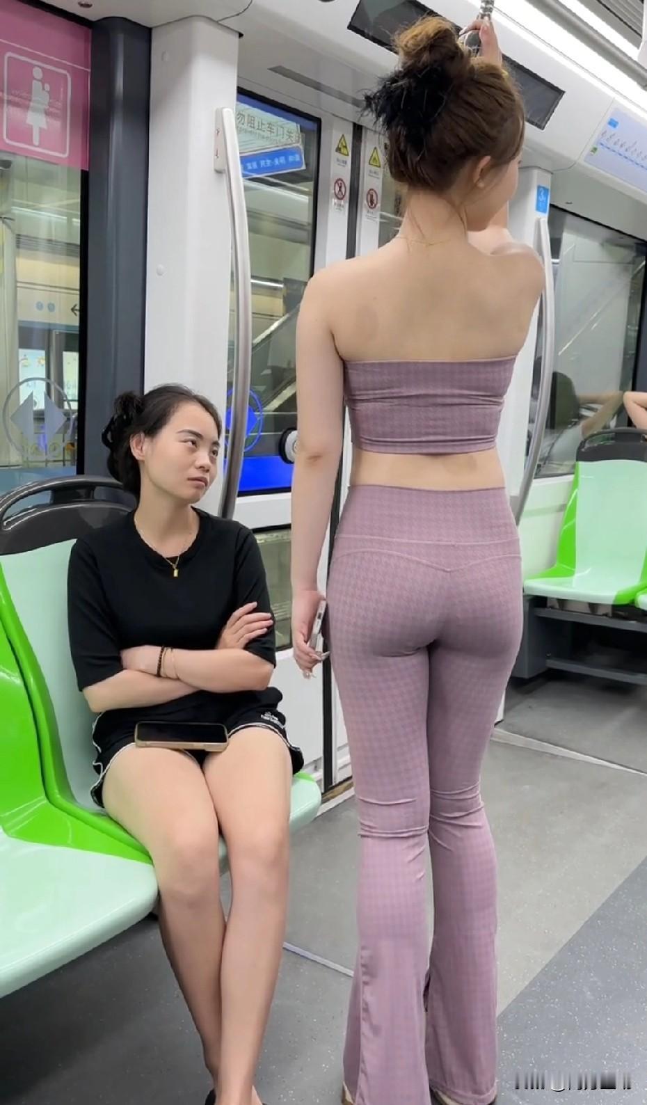 经常刷到这两个女生的段子，小黑妹与豆芽妹妹，看这个表情不去演戏可惜了。如今的短视