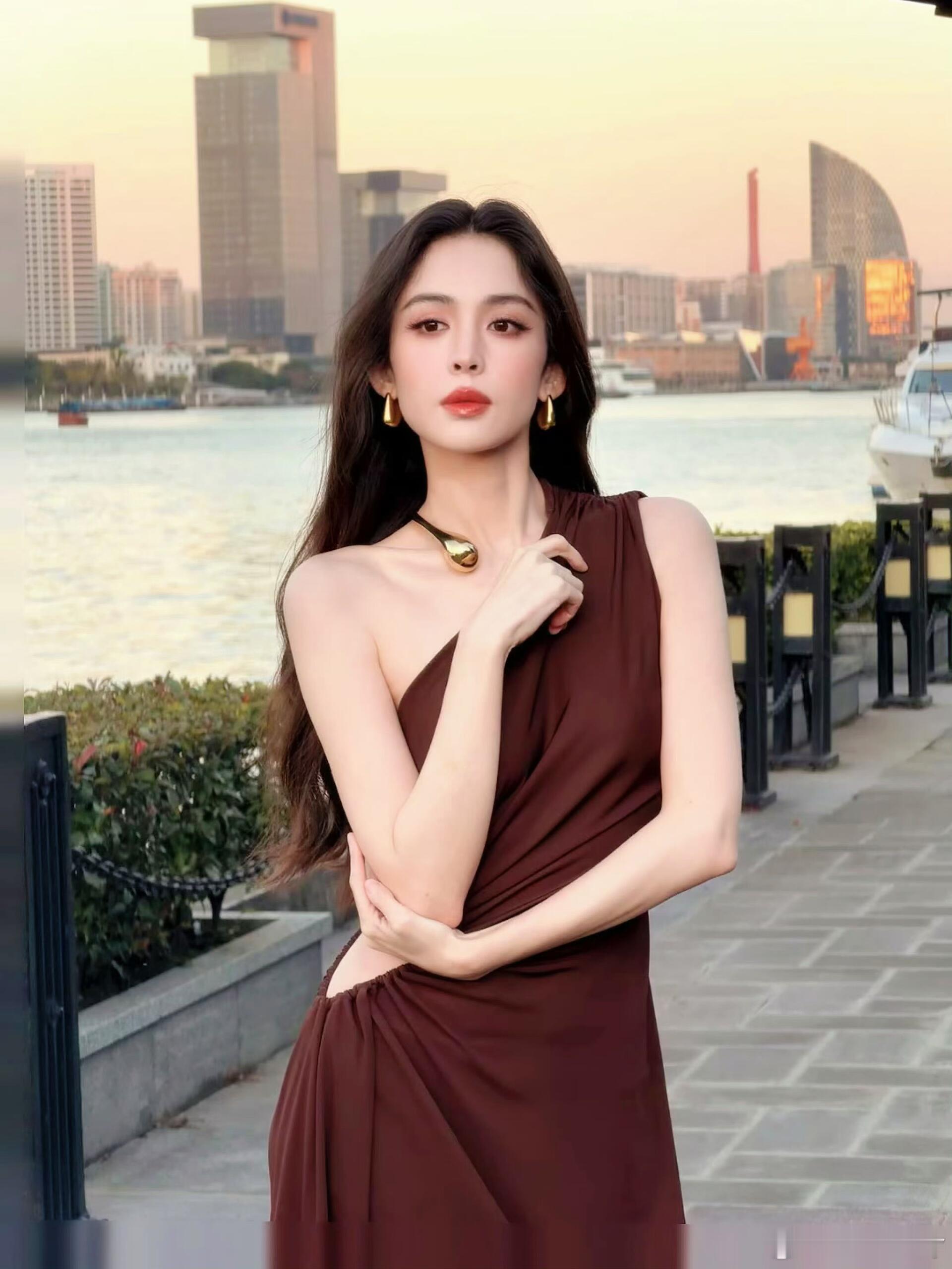 娜扎亮相BOTTEGAVENETA2026夏季系列预览酒会，娜扎身着单肩礼服