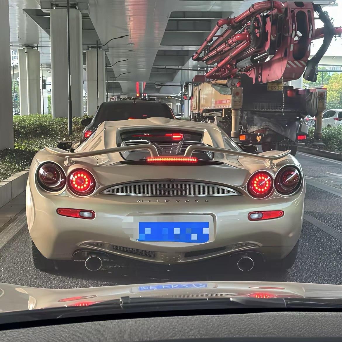 这什么车？没见过，像蛇一样。​​​