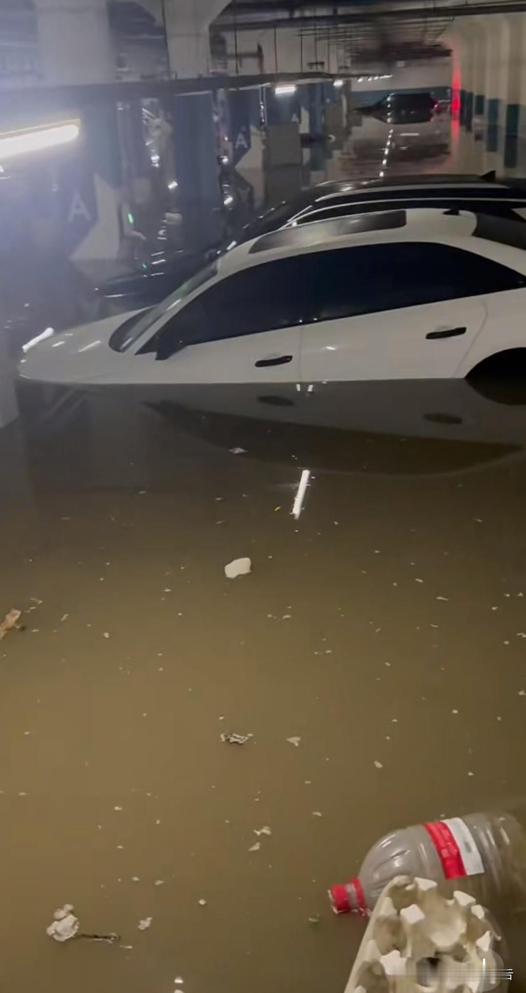 沈阳被调侃成世界第五大洋源于今天，沈阳所有的道路，小区以及地下停车场全部被台风带