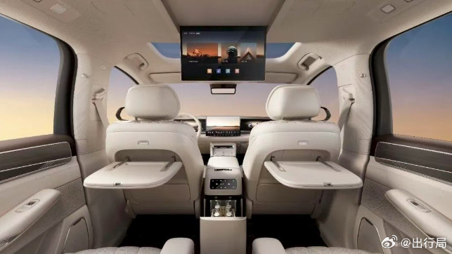 比亚迪大唐的内饰二三排保留了大量的实体按键，但是前排之前比亚迪标志性的一些实体