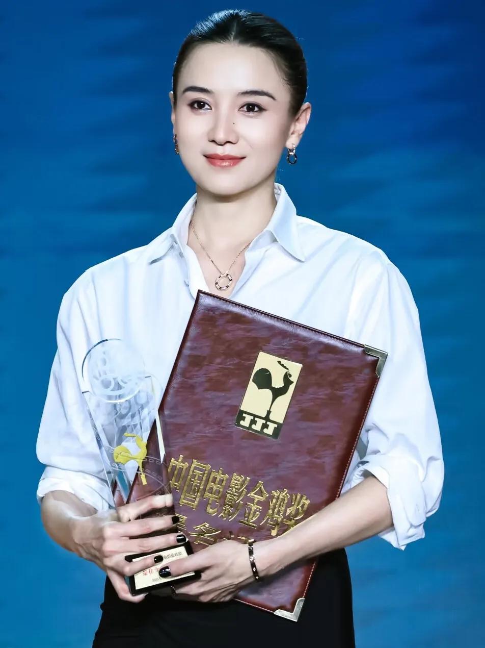 别再羡慕宋佳了！我们大概率成不了她，核心原因就一个——她把“倔强”刻进了骨子里！