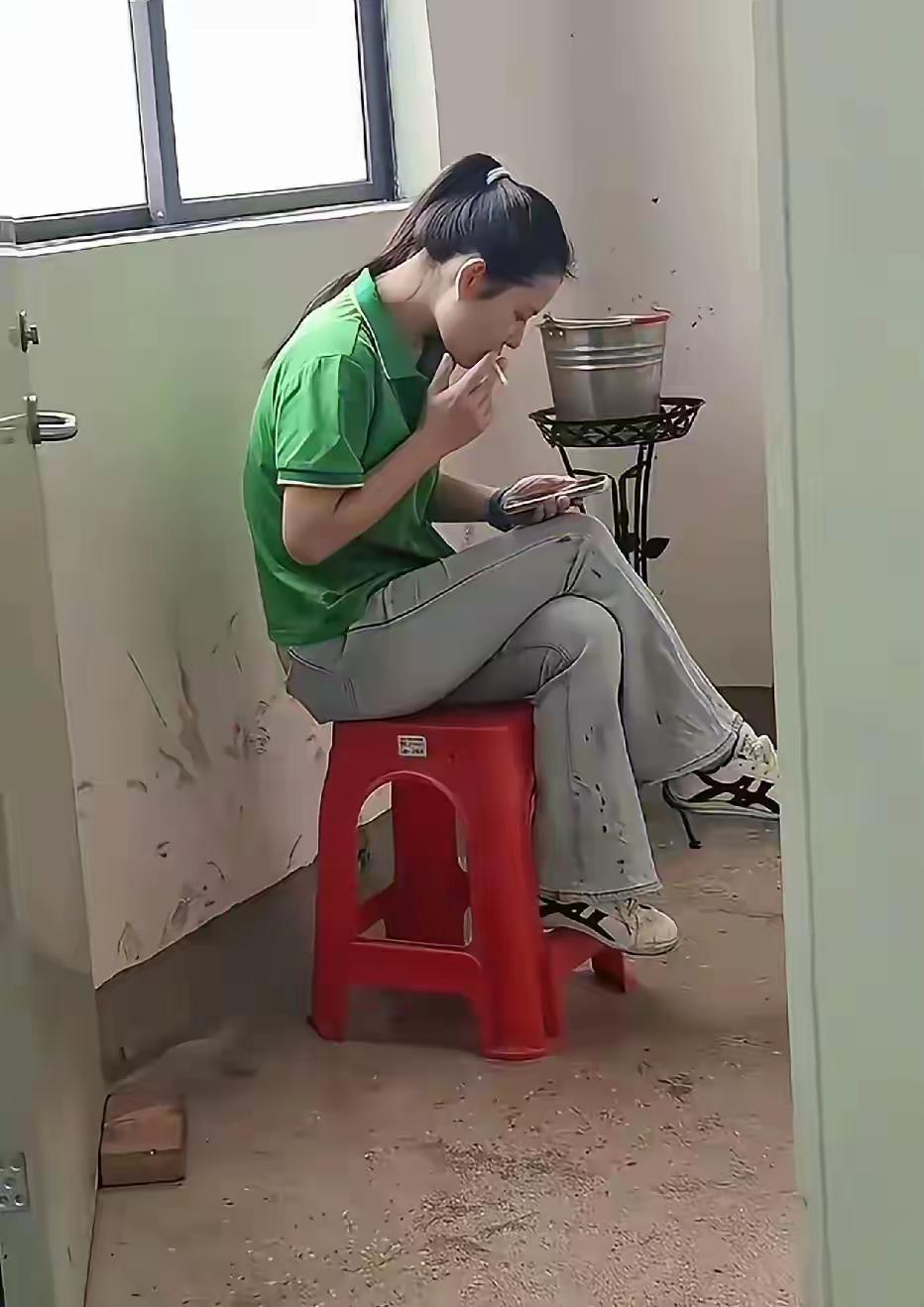 堂弟这两年处了个女朋友，两个人进厂认识的，这段时间突然发现女朋友喜欢抽烟，吃饭过