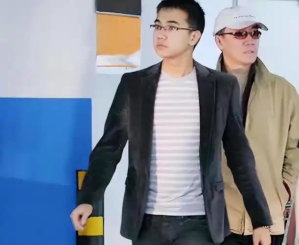 李幼斌的两个儿子，亲儿子李小珂，40岁，没进娱乐圈，在北京做一份普通又稳定的工作