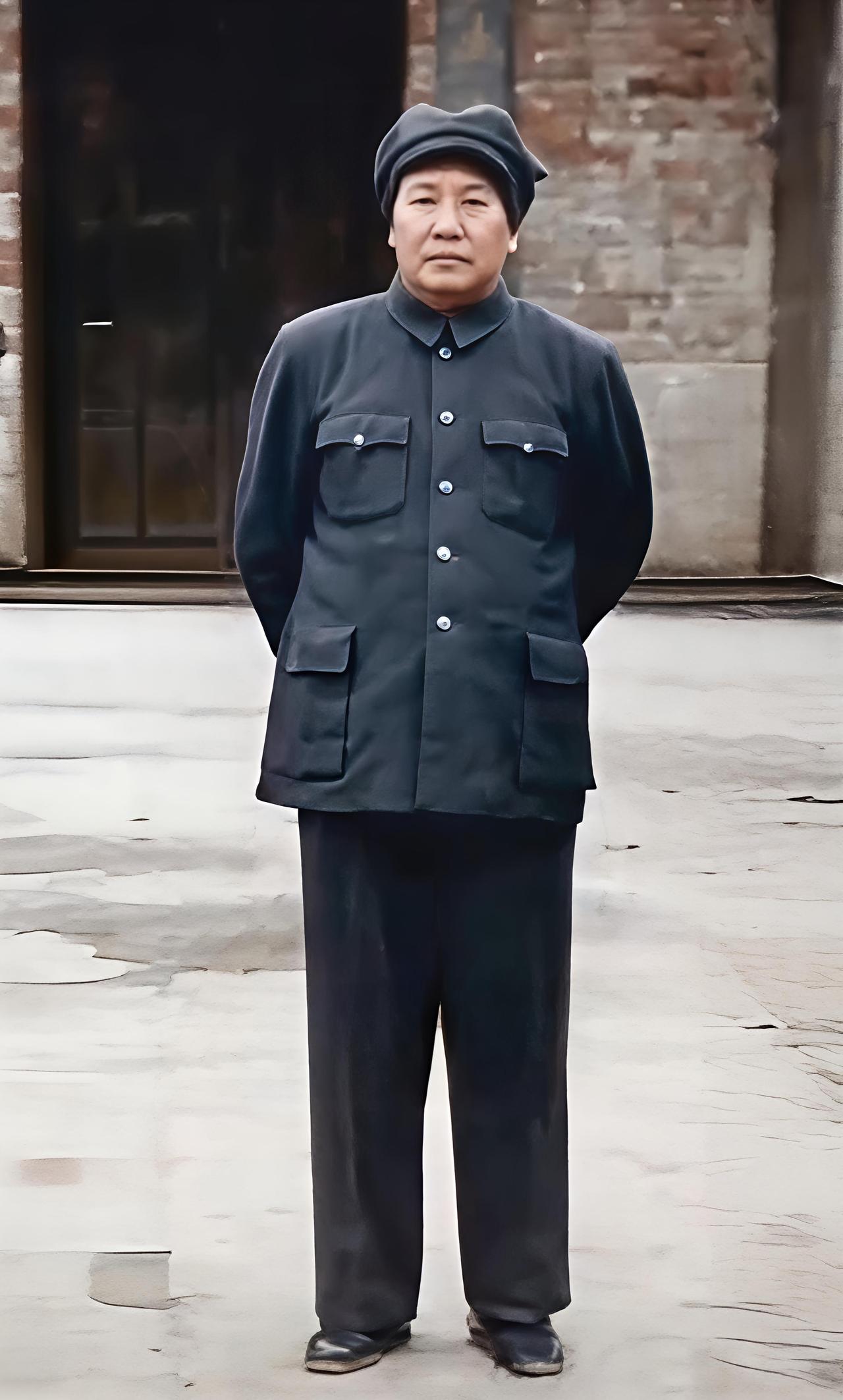 晒晒年代感的老照片建国初期的伟大领袖毛泽东主席，老人家双手背在身后，穿着整整齐齐