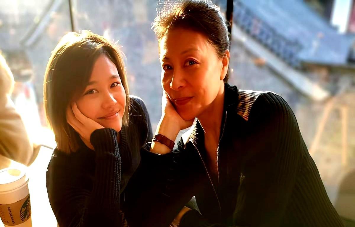 岳红带着闺女岳以恩又上新剧《四喜》，这回她演童瑶的婆婆。母女俩演技真能打，岳红的