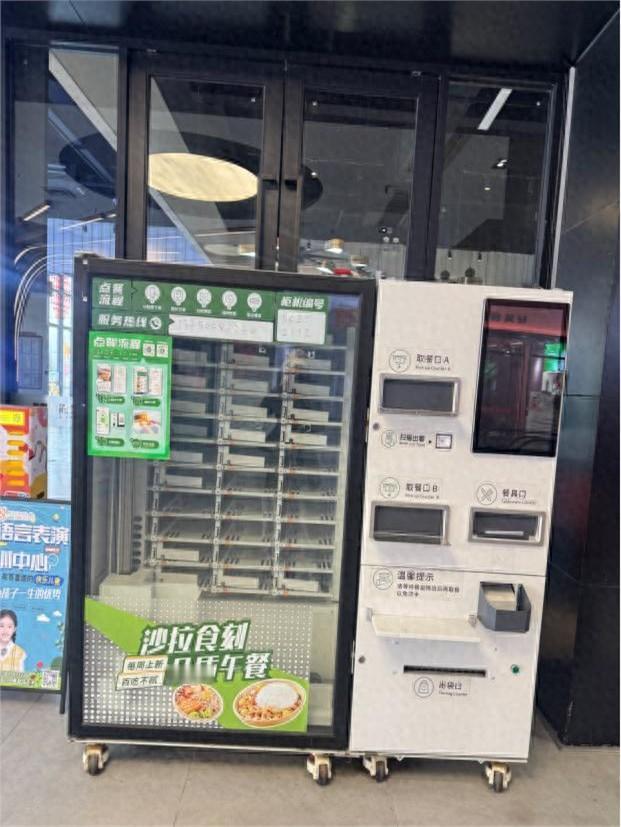 昨晚跟一个刚从沙拉食刻出来的朋友吃饭，他猛灌一口酒说：“别信什么‘系统升级’、‘