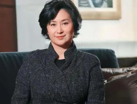 2022年，何超琼说：香港回归的时候，我爸爸跟我打赌，像上海这样的大城市多少年可